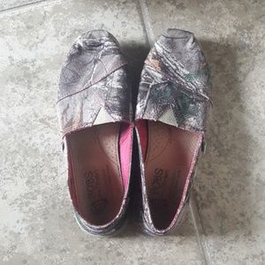 Bob's camo flats size 7